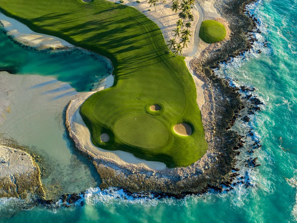 A green on the rocks above the sea, seen from directly above